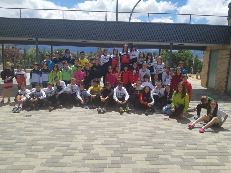 Escolares participantes en el Triatlón de menores de La Lastrilla